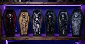 Monster High Skullector: todas las muñecas de terror y dónde comprarlas Estantería con muñecas de colección de terror en cajas con forma de ataúd