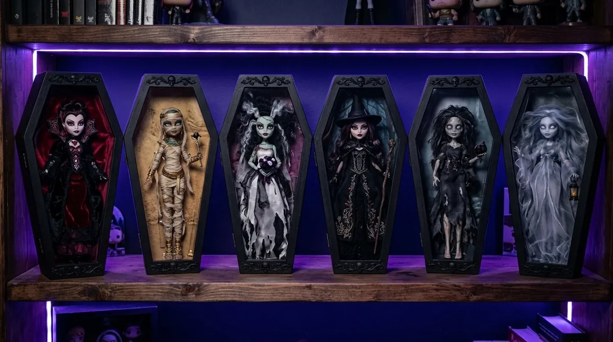 Estantería con muñecas de colección de terror en cajas con forma de ataúd