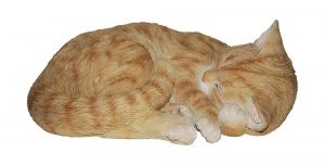 Muñeco de gato durmiendo realista